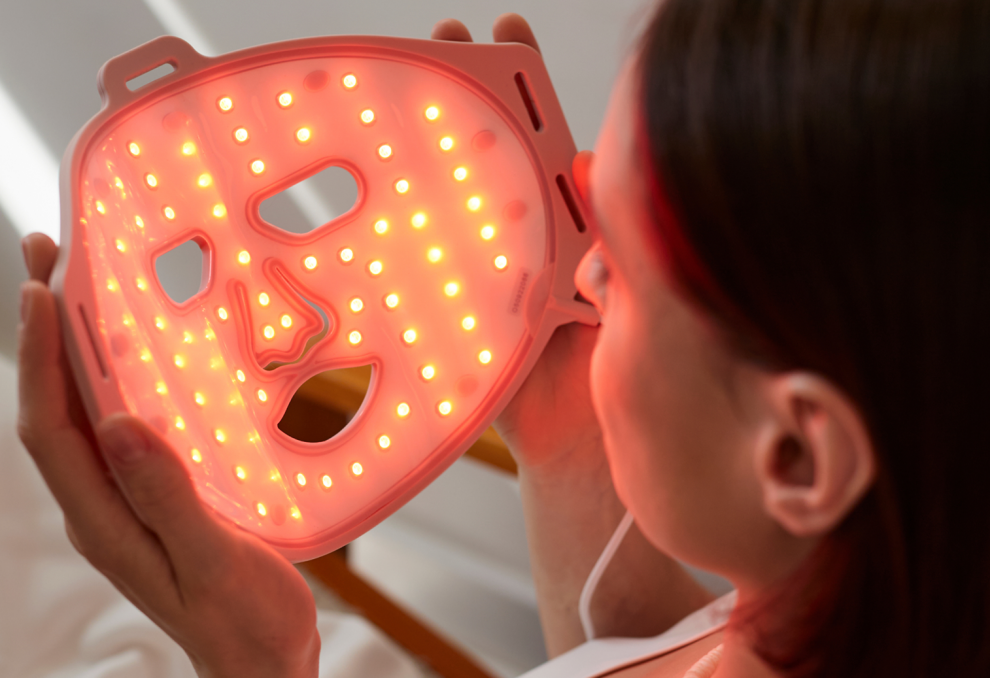 LED-маска для лица: для чего нужна, как работает и как выбрать ту самую