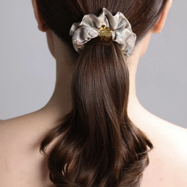 Шелковая резинка для волос "Лазоревый цветок" песочно-бежевая (в кейсе) - изображение 3