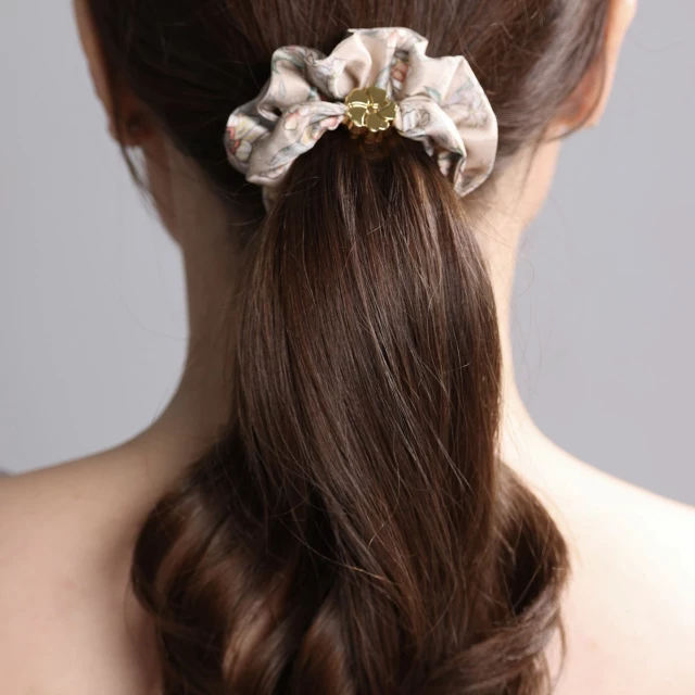 Шелковая резинка для волос "Лазоревый цветок" пудровая (в кейсе) - изображение 3