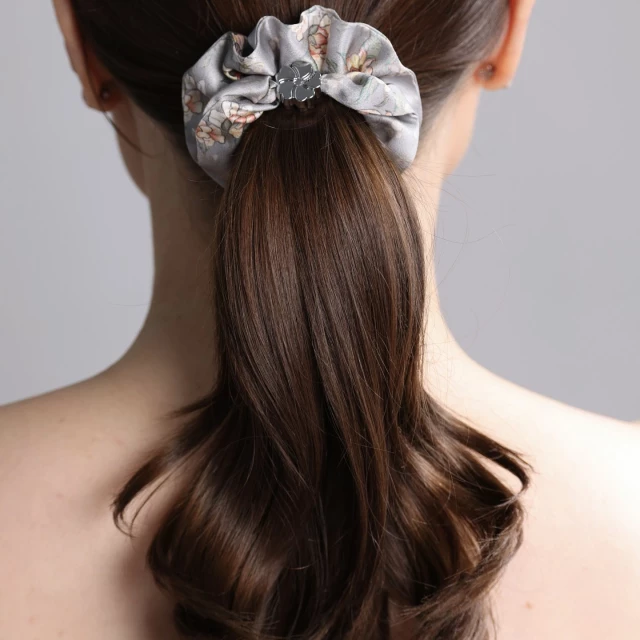 Шелковая резинка для волос "Лазоревый цветок" светло-серая (в кейсе) - изображение 4