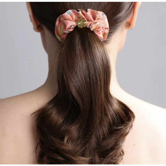 Шелковая резинка для волос "Оммаж" розово-коралловый (в кейсе) - изображение 4