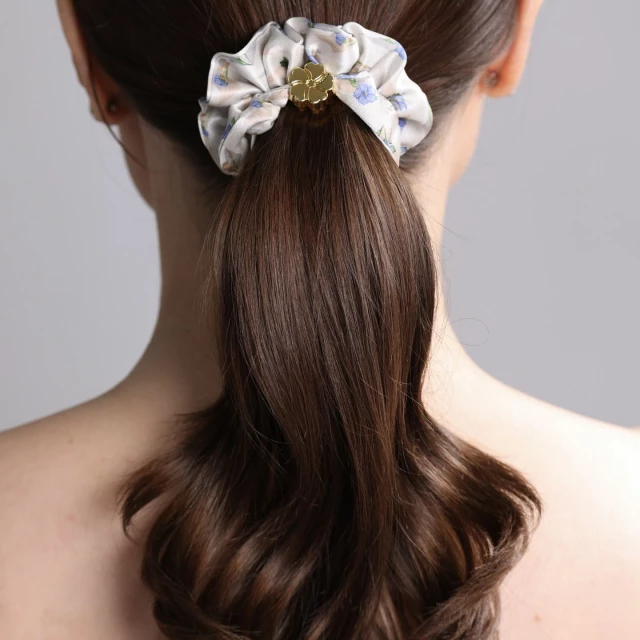 Шелковая резинка для волос "Первоцвет" жемчужно-белая (в кейсе) - изображение 4