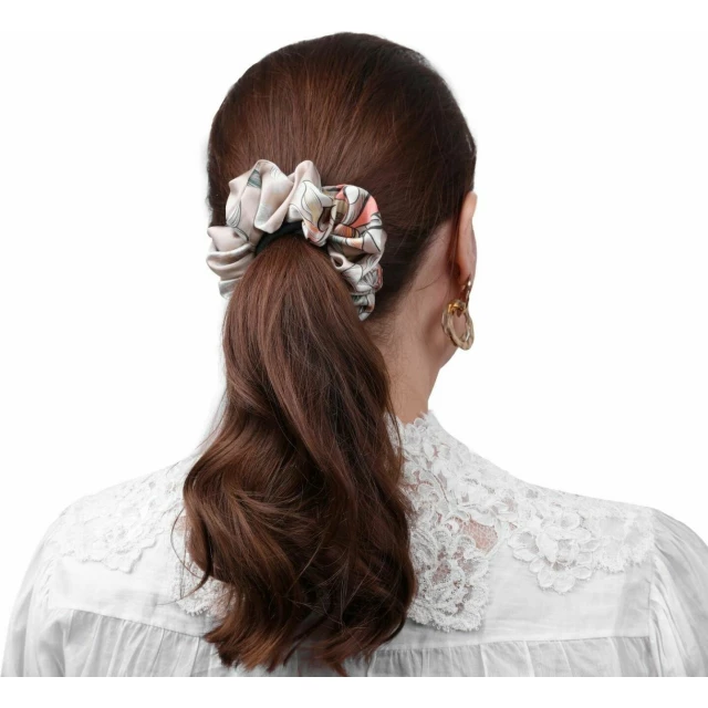 Широкая шелковая резинка для волос "Лазоревый цветок", пудровая (в зип пакете) - изображение 2