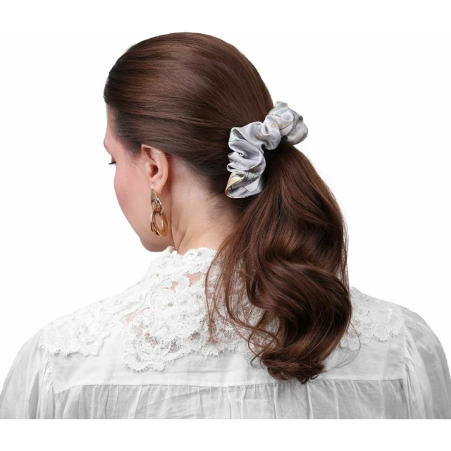 Широкая шелковая резинка для волос "Лазоревый цветок", светло-серая (в зип пакете) - изображение 2