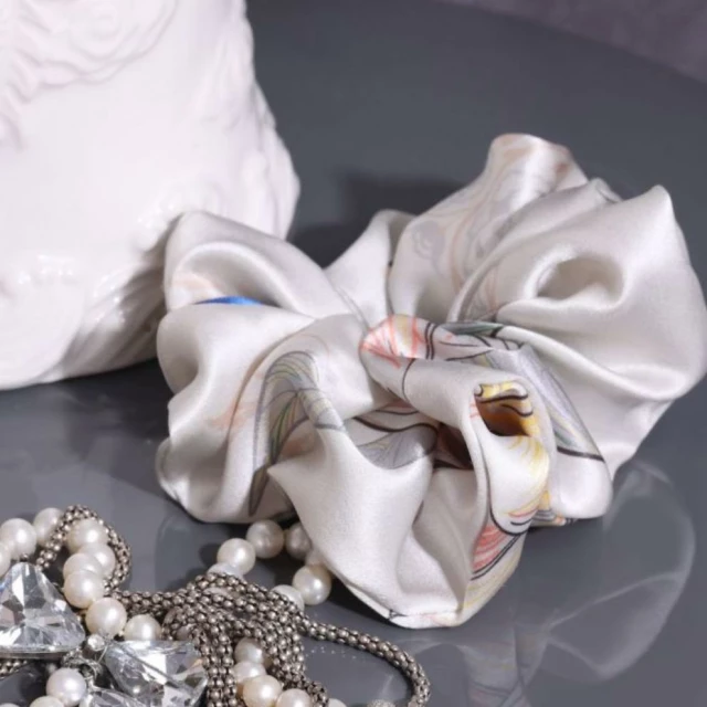 Широкая шелковая резинка для волос "Лазоревый цветок", жемчужно-белая (в зип пакете) - изображение 3