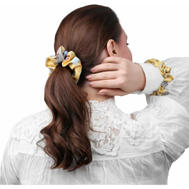 Широкая шелковая резинка для волос "Оммаж", солнечно-желтая (в зип пакете) - изображение 2