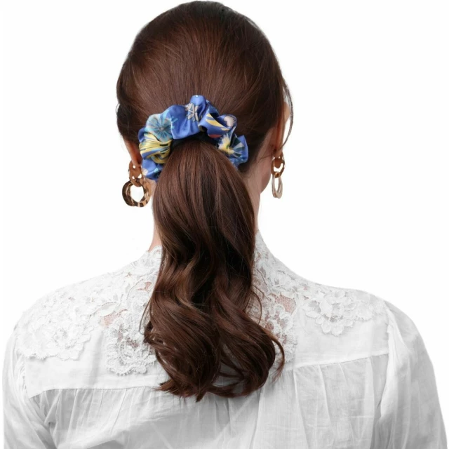 Широкая шелковая резинка для волос "Оммаж", васильково-синяя (в зип пакете) - изображение 2