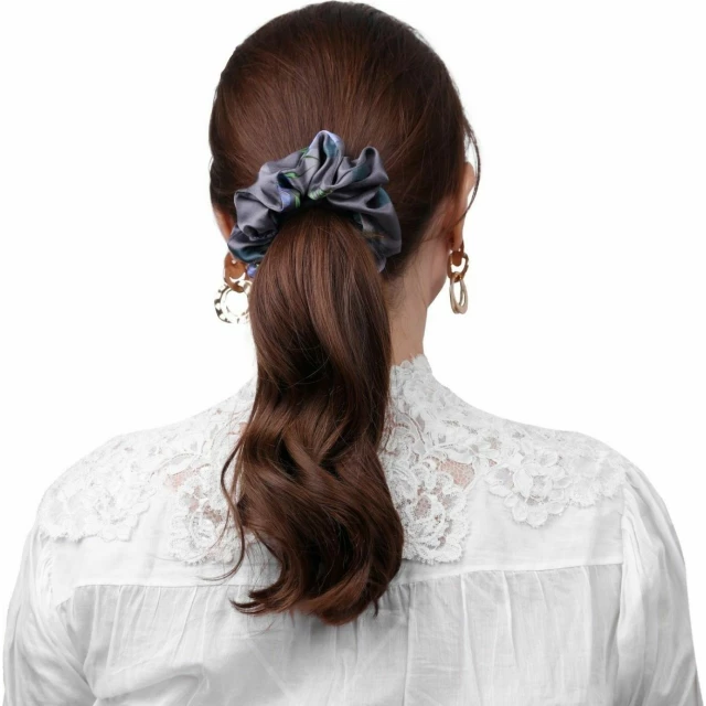 Широкая шелковая резинка для волос "Первоцвет", графитно-серая (в зип пакете) - изображение 2