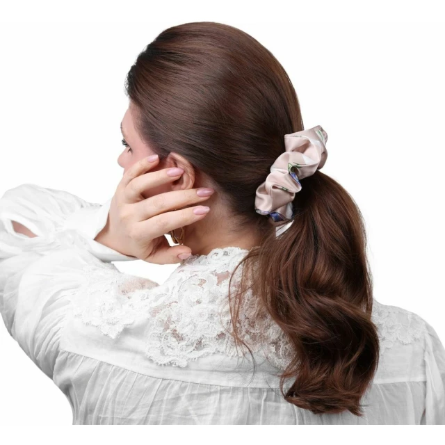 Широкая шелковая резинка для волос "Первоцвет", пудровая (в зип пакете) - изображение 2