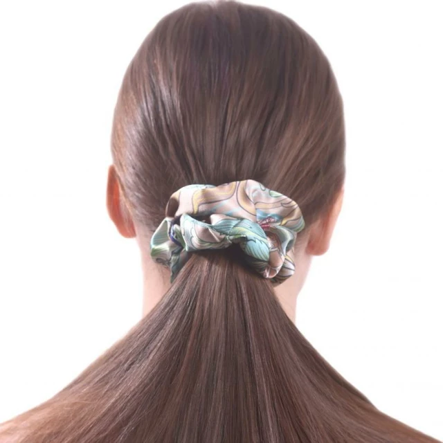Широкая шелковая резинка для волос "Рассвет", пудровая (в зип пакете) - изображение 2